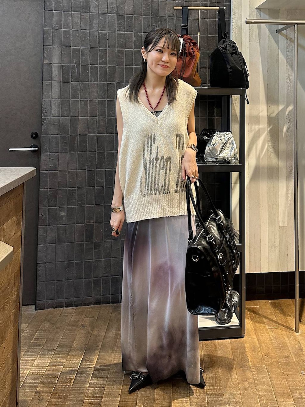 「きれいめ、差し色コーデ、カジュアル、楽ちんコーデ、高身長、着痩せ・細見え、JEANASIS、ジーナシスト_JEANASIS、スカート、ベスト、オーバーサイズ」｜「JEANASISのmetal flower ネックレス/572284（ネックレス、レッド系）」を使った、えび（JEANASIS）さん（レディース・164cm）の夏コーディネートの4枚目の写真
