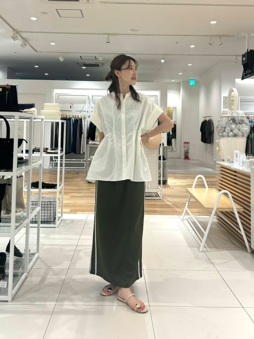 ホワイト系のシャツ/ブラウス、グリーン系のスカートを着用したレディースの夏コーディネートの3枚目の写真