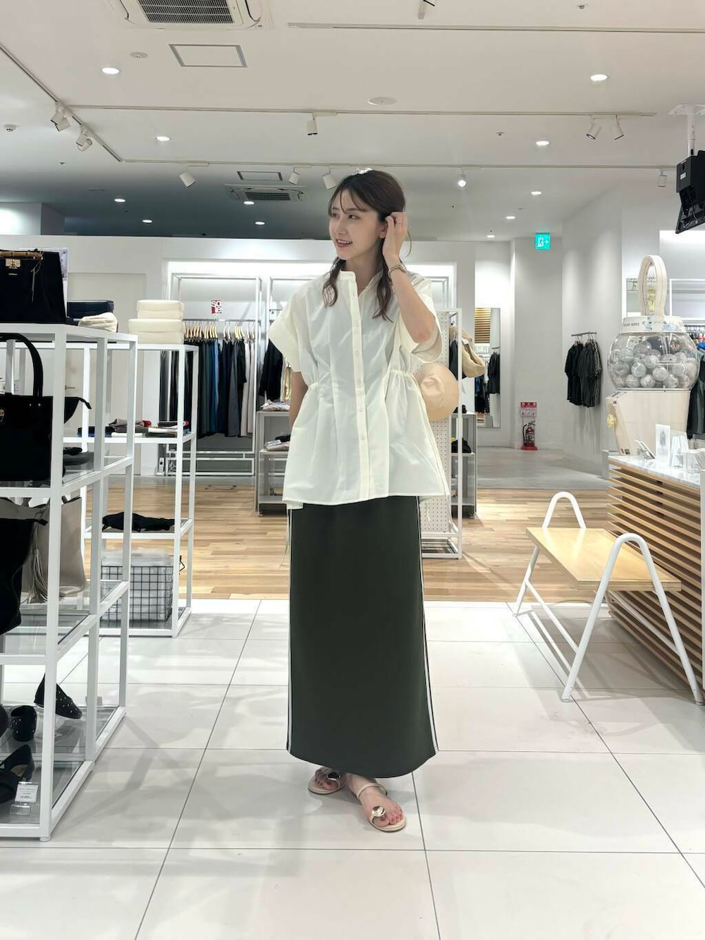ホワイト系のシャツ/ブラウス、グリーン系のスカートを着用したレディースの夏コーディネートの2枚目の写真