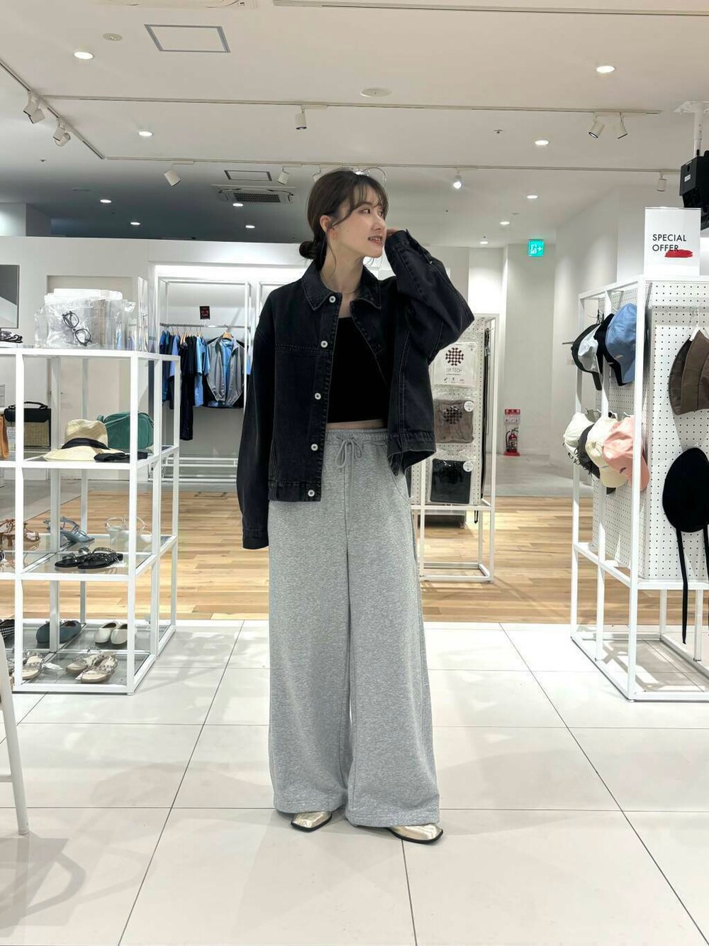 ゴールド系のバレエシューズ、グレー系のスウェットパンツ、パープル系のデニムジャケットを着用したレディースの秋コーディネートの2枚目の写真