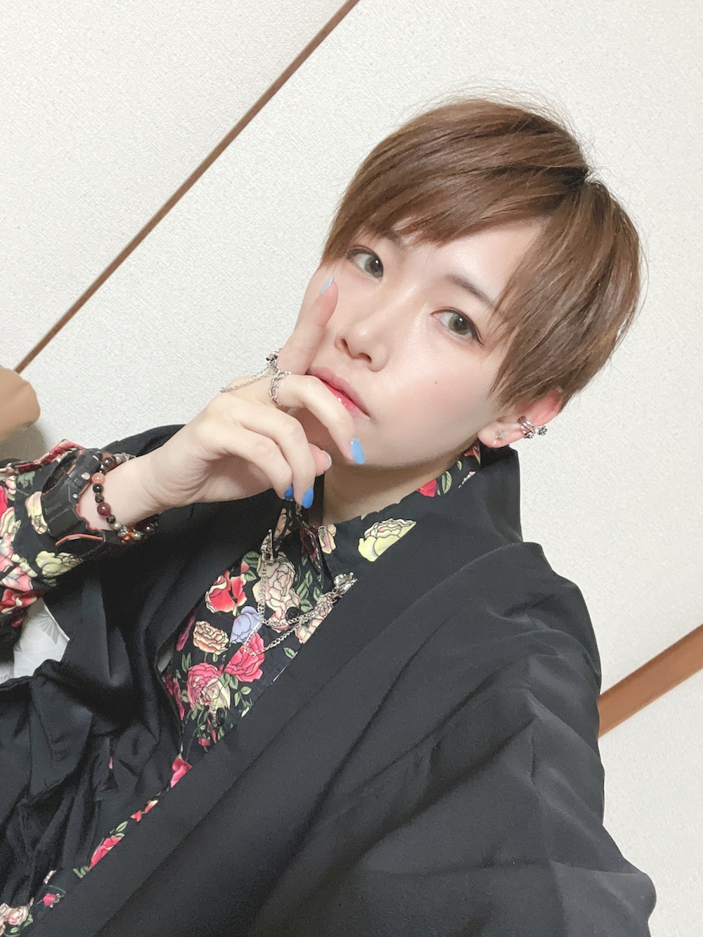 その他のシャツ/ブラウス、ブラック系のパンツ、ブラック系のブーツを着用したレディースの春コーディネートの2枚目の写真