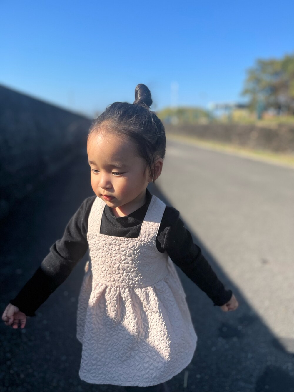 「シンプルコーデ、今日のコーデ、公園スタイル、お散歩コーデ、おだんごヘアー、みどりスニーカー」｜「Birthdayのアイテム（Tシャツ/カットソー、ブラック系）」を使った、kotosakuさん（レディース・163cm）の秋コーディネートの2枚目の写真