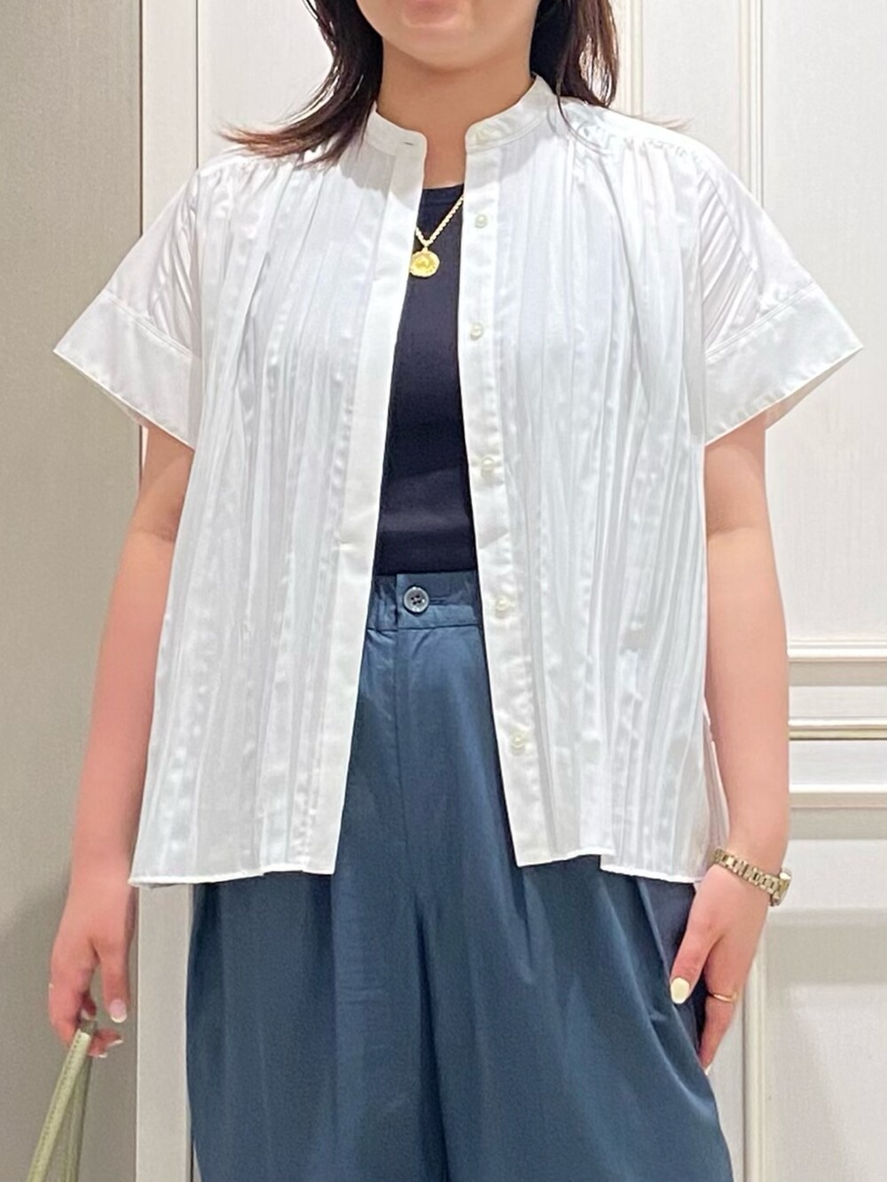 ホワイト系のシャツ/ブラウス、グリーン系のその他パンツ、グリーン系のショルダーバッグを着用したレディースの夏コーディネートの3枚目の写真