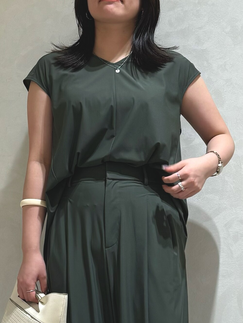 グリーン系のシャツ/ブラウス、グリーン系のその他パンツを着用したレディースの夏コーディネートの5枚目の写真