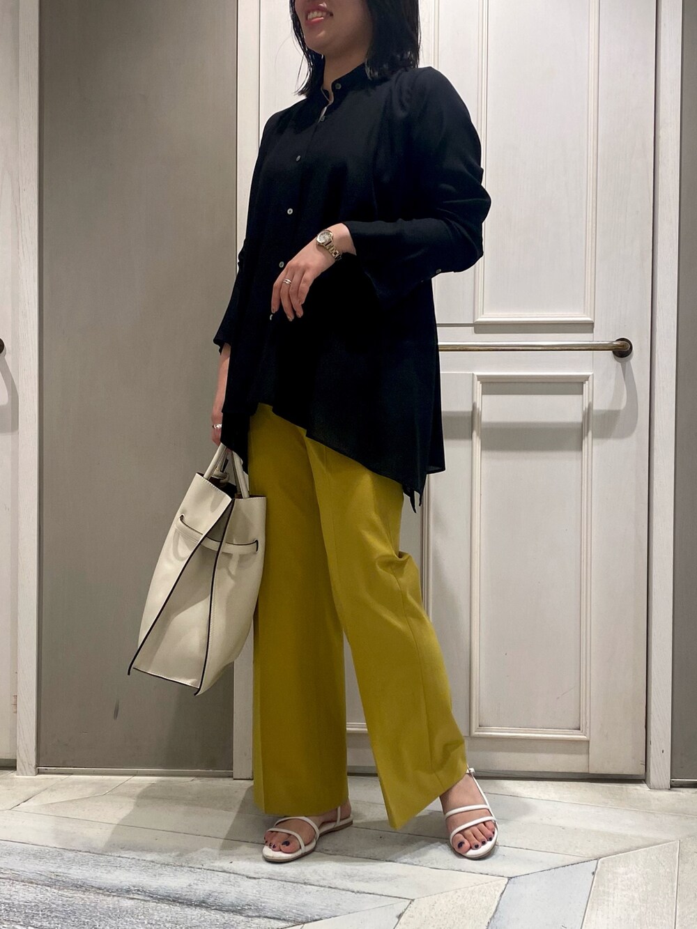 ブラック系のシャツ/ブラウス、ホワイト系のサンダル、ホワイト系のトートバッグを着用したレディースの夏コーディネートの5枚目の写真