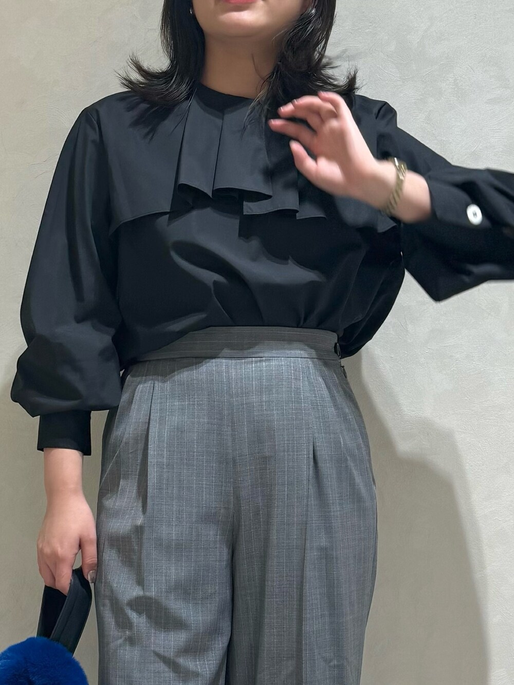 ブラック系のシャツ/ブラウス、その他のスラックスを着用したレディースの秋コーディネートの4枚目の写真