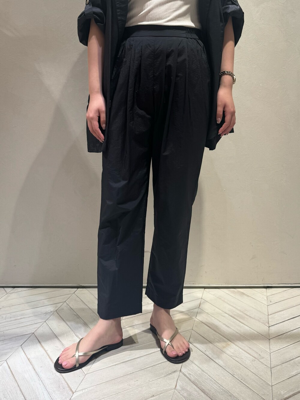 ブラック系のシャツ/ブラウス、ブラック系のその他パンツ、ブラック系のトートバッグを着用したレディースの夏コーディネートの8枚目の写真