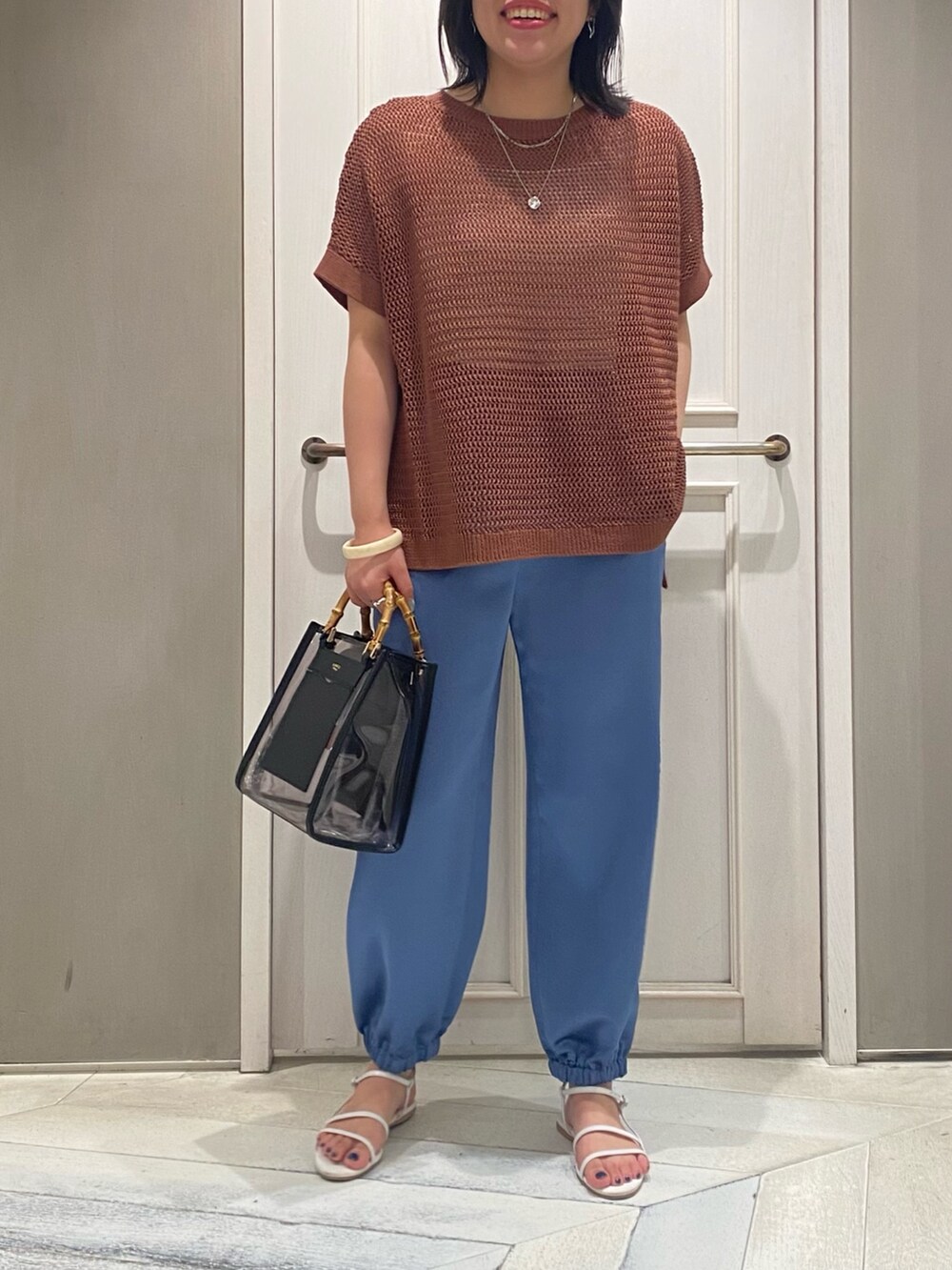 ブラウン系のニット/セーター、ブルー系のその他パンツ、ホワイト系のサンダルを着用したレディースの夏コーディネートの3枚目の写真