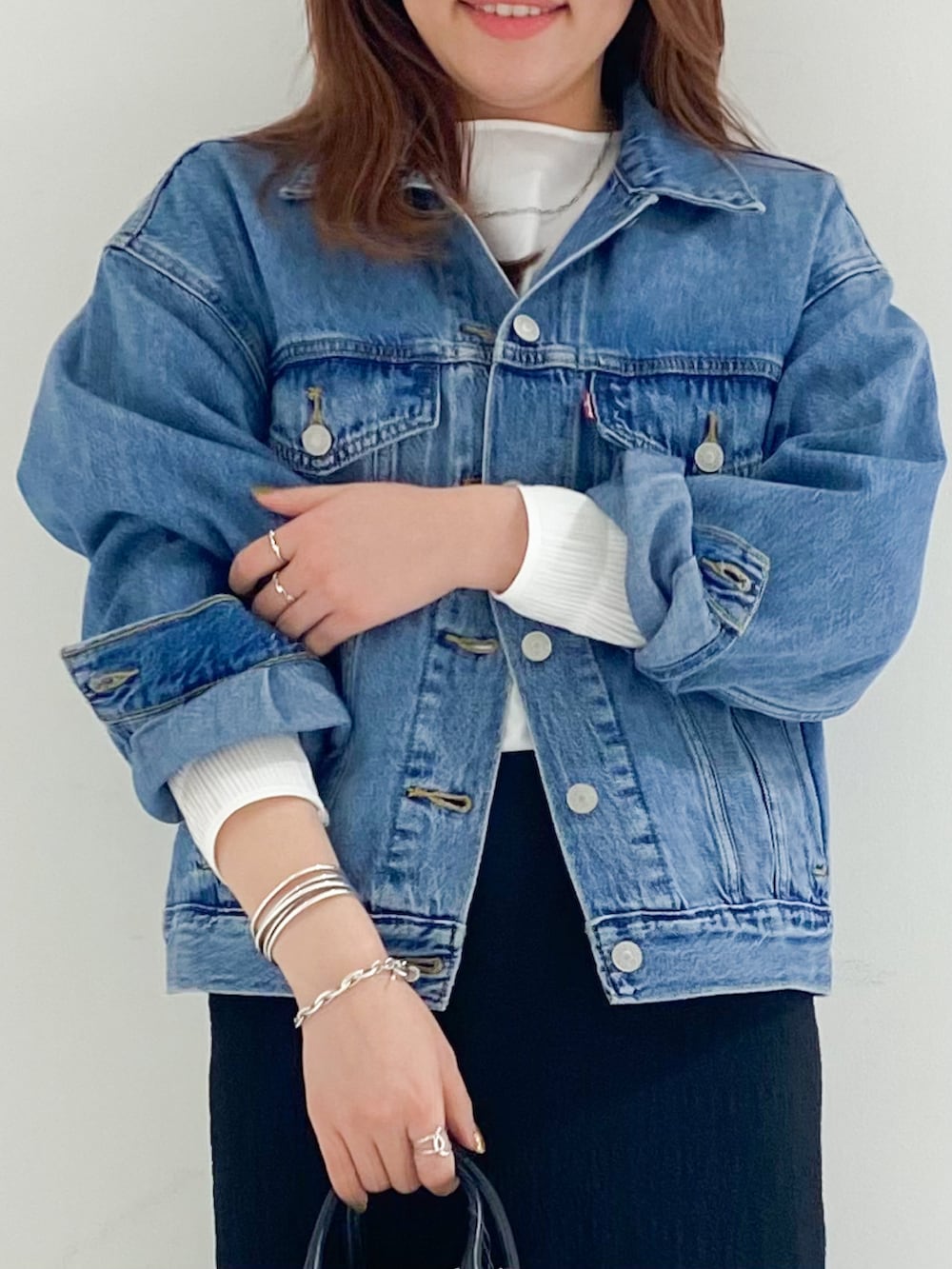 ホワイト系のシャツ/ブラウス、ブラック系のスカート、その他のバレエシューズを着用したレディースの春コーディネートの3枚目の写真