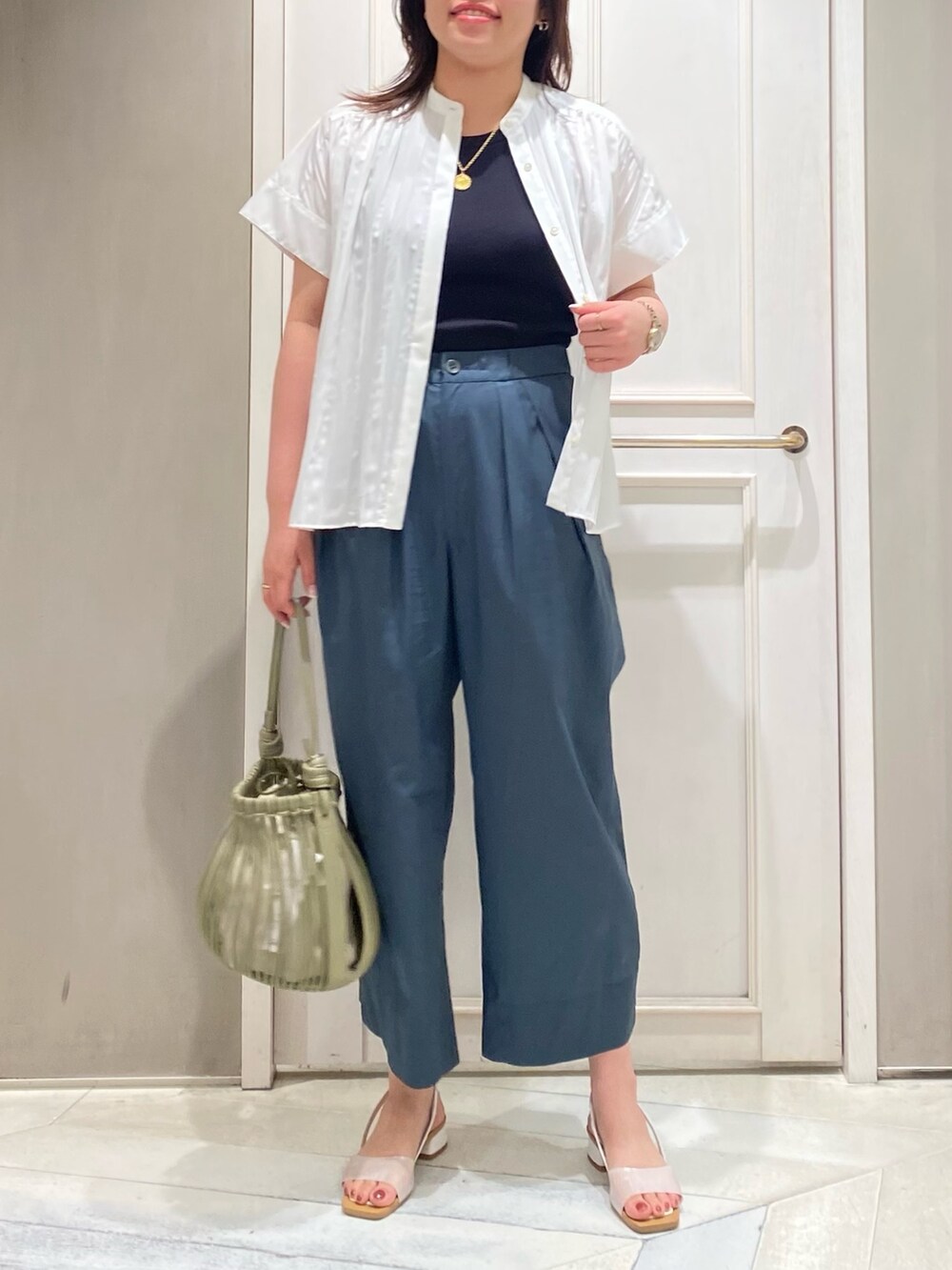 ホワイト系のシャツ/ブラウス、グリーン系のその他パンツ、グリーン系のショルダーバッグを着用したレディースの夏コーディネートの5枚目の写真