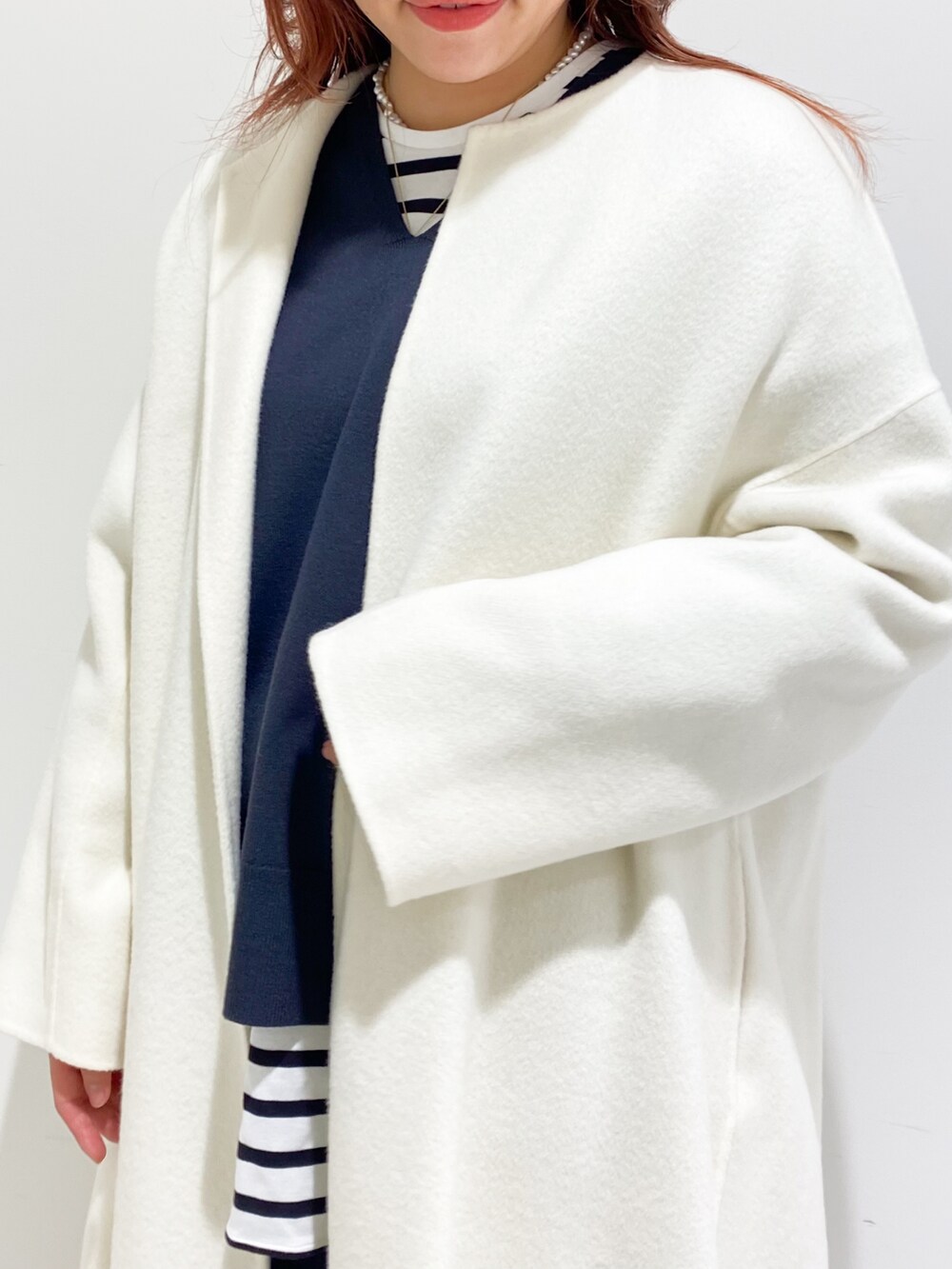 「オトナカジュアル、オトナ女子、おしゃれさんと繋がりたい、ブーツ、ゆるコーデ、大人コーデ、きれいめカジュアル、キレイめ、ワントーンコーデ、リバーコート、ホワイトコーデ、Rougevif」｜「Rouge vifの【セットアップ対応】Vネックゆったりニットプルオーバー（ニット/セーター、グレー系）」を使った、たじさん（レディース・159cm）の秋コーディネートの4枚目の写真