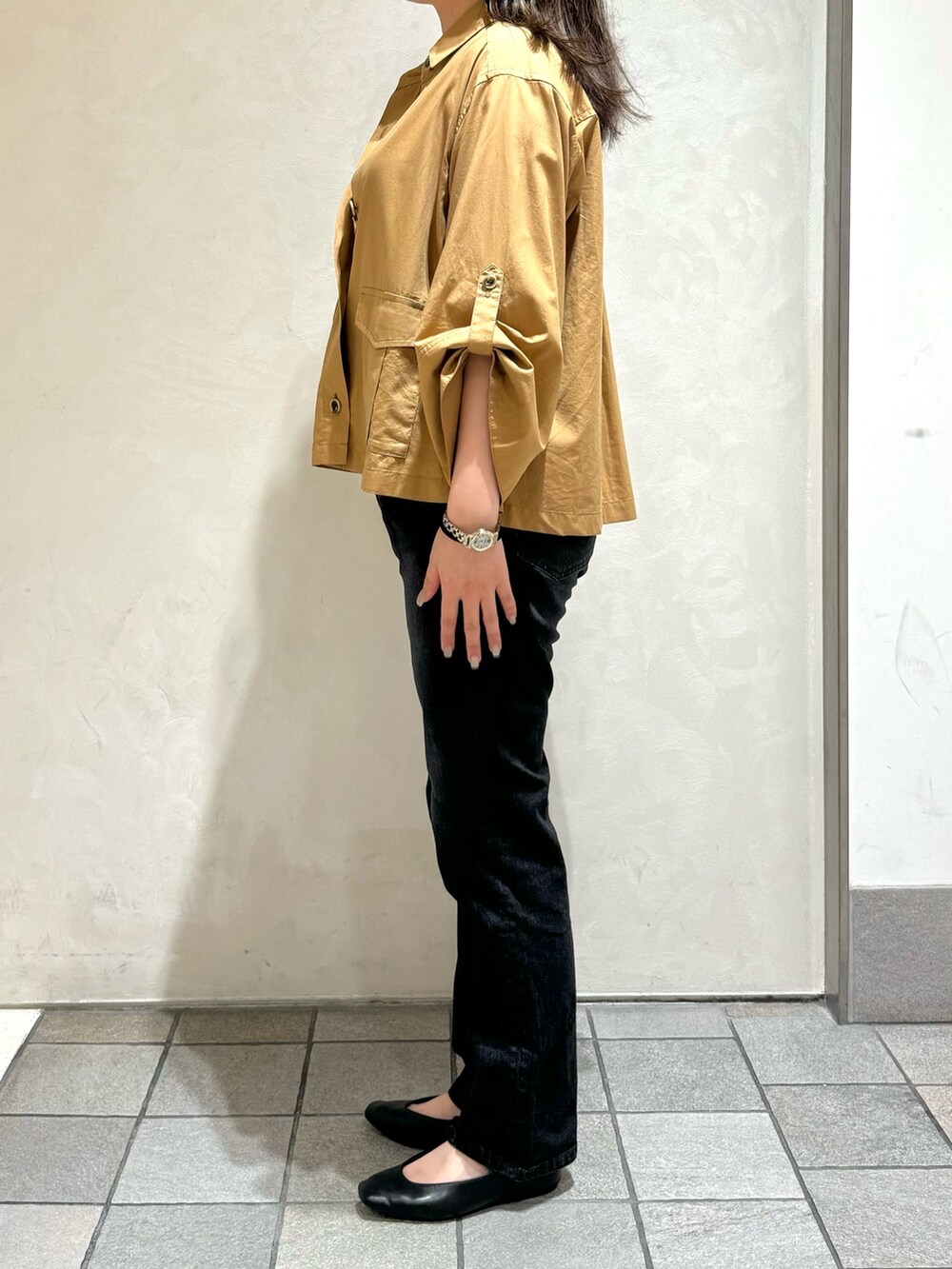 ベージュ系のシャツ/ブラウス、ブラック系のその他パンツを着用したレディースの秋コーディネートの8枚目の写真