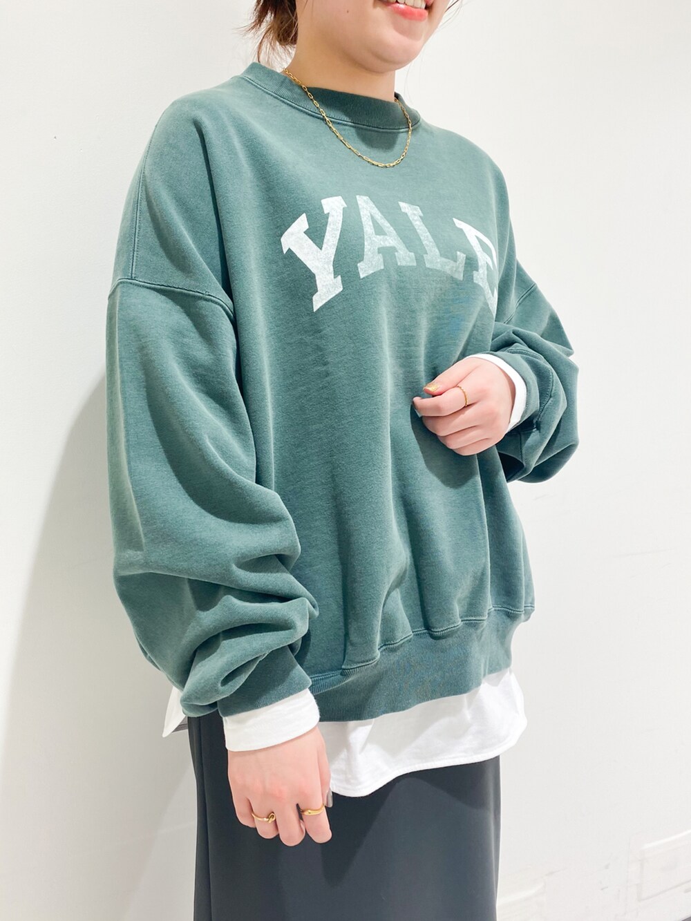 「私の推しブランド、オトナ女子、ゆるコーデ、きれいめカジュアル、大人カジュアル、スウェット、大人コーデ、きれいめコーディネート、タイトスカート、グリーン、レミレリーフ、Rougevif」｜「Rouge vifの【REMI RELIEF/レミレリーフ】別注YALEスウェット（スウェット、ブラック系）」を使った、たじさん（レディース・159cm）の冬コーディネートの4枚目の写真