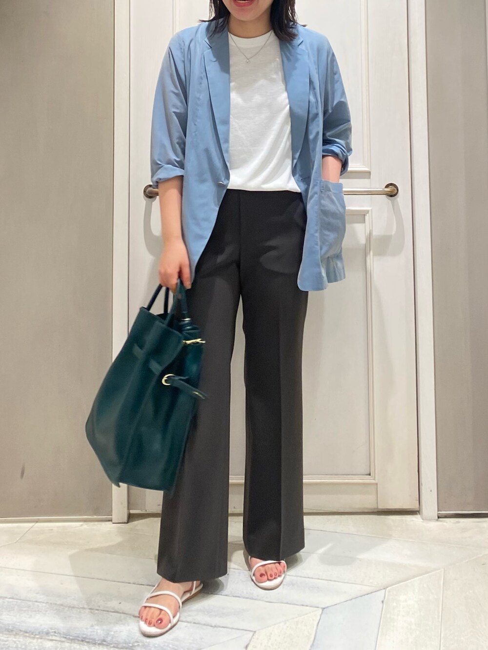 ホワイト系のTシャツ/カットソー、グリーン系のトートバッグ、ブルー系のテーラードジャケットを着用したレディースの夏コーディネートの2枚目の写真