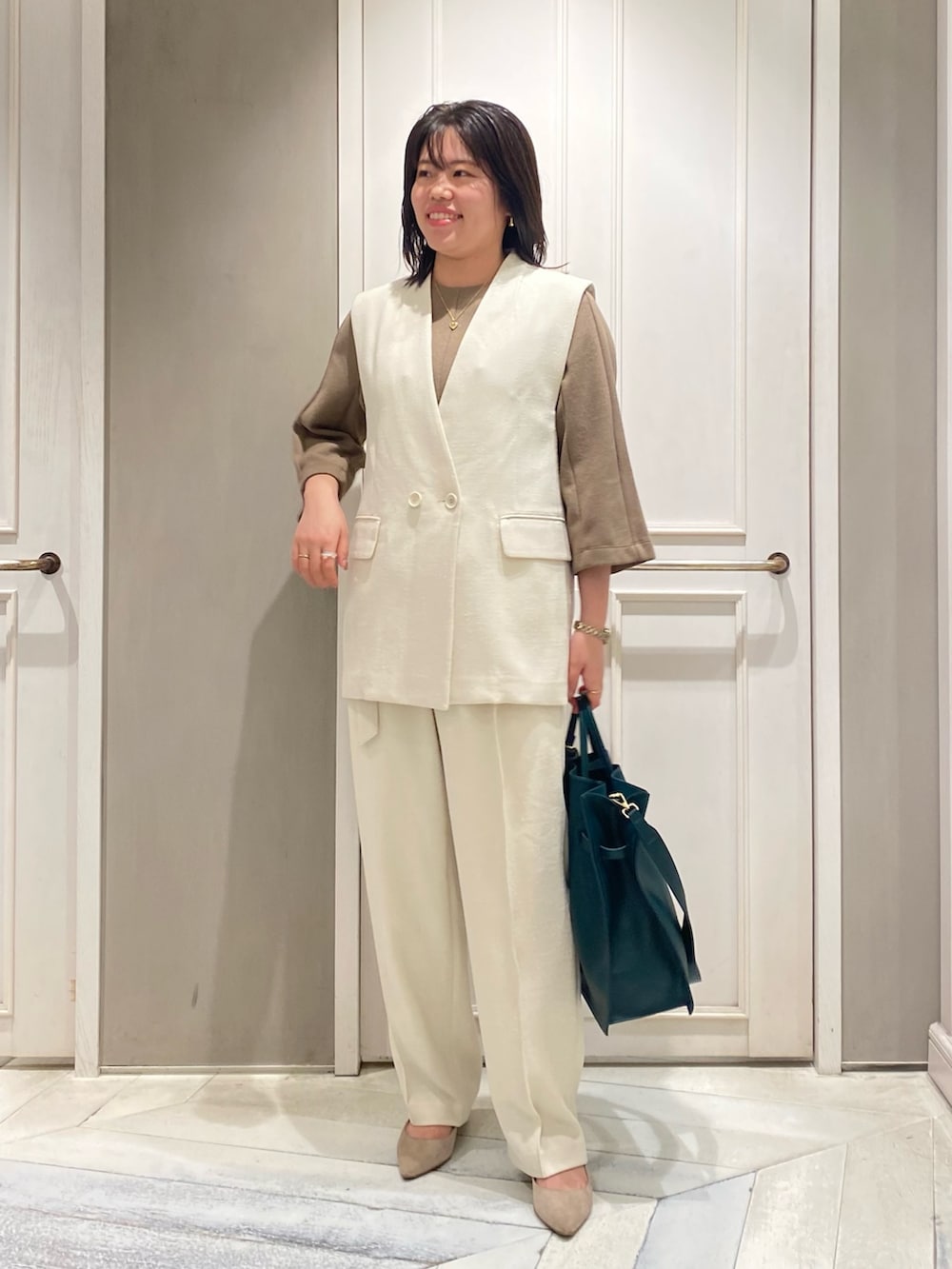 「セットアップ、きれいめカジュアル、オトナカワイイ、秋先取りコーデ、おしゃれさんと繋がりたい、骨格ストレート、ベーシック/トラッド、モノトーン、ツィード、ジレ、ホワイトコーデ、パンツスタイル、カリテ(qualite)、オフィスカジュアル、お出かけコーデ」｜「qualiteのブークレダンボールプルオーバー（Tシャツ/カットソー、ベージュ系）」を使った、たじさん（レディース・159cm）の夏コーディネートの3枚目の写真