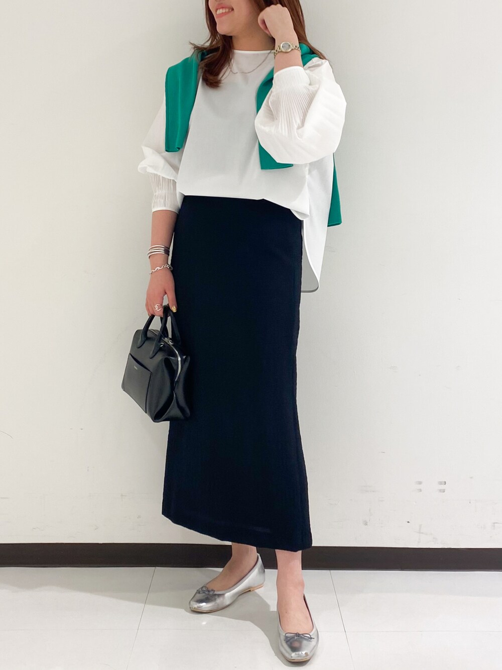 ホワイト系のシャツ/ブラウス、ブラック系のスカートを着用したレディースの春コーディネートの4枚目の写真