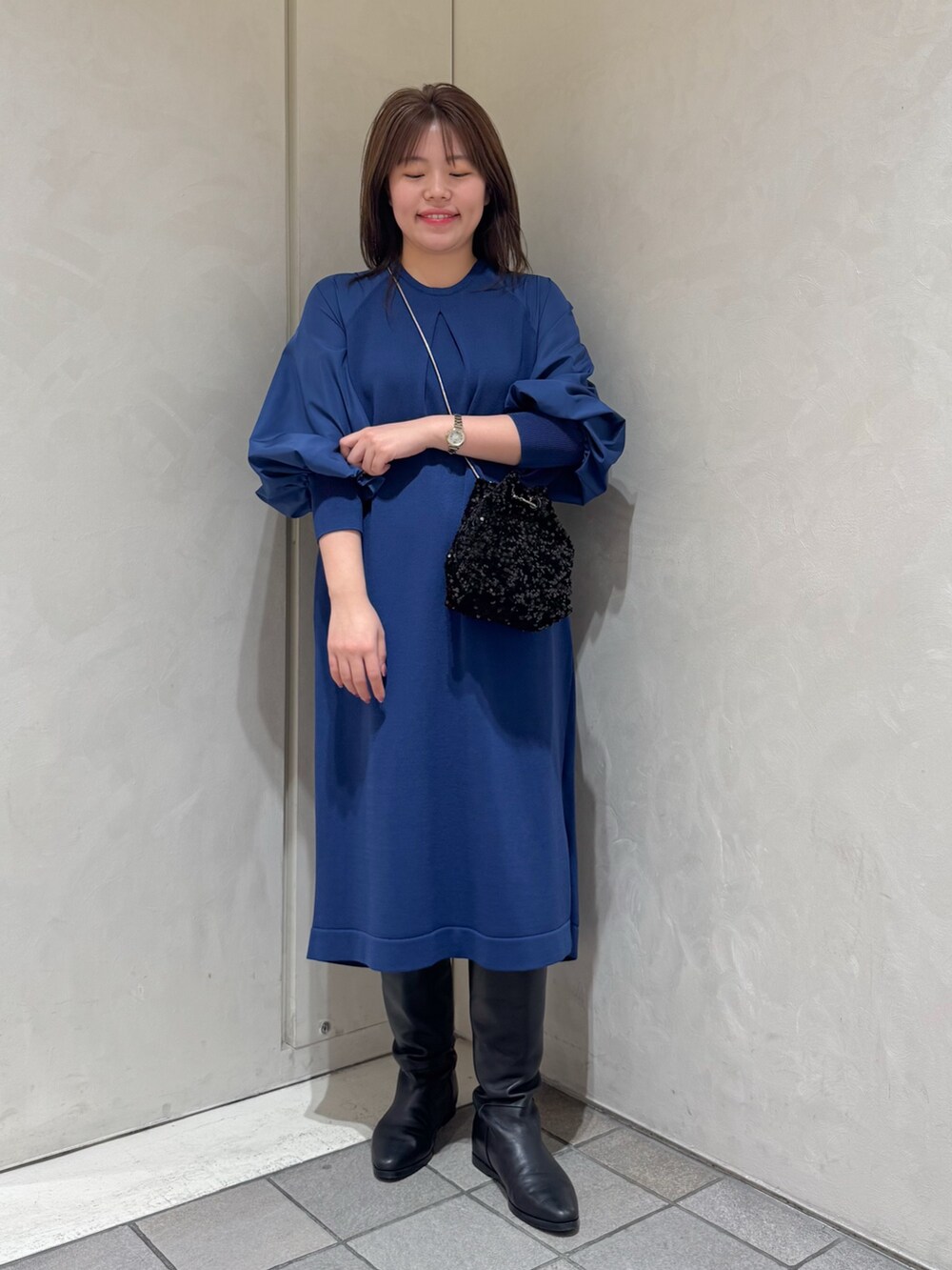 ブルー系のワンピースを着用したレディースの冬コーディネートの3枚目の写真