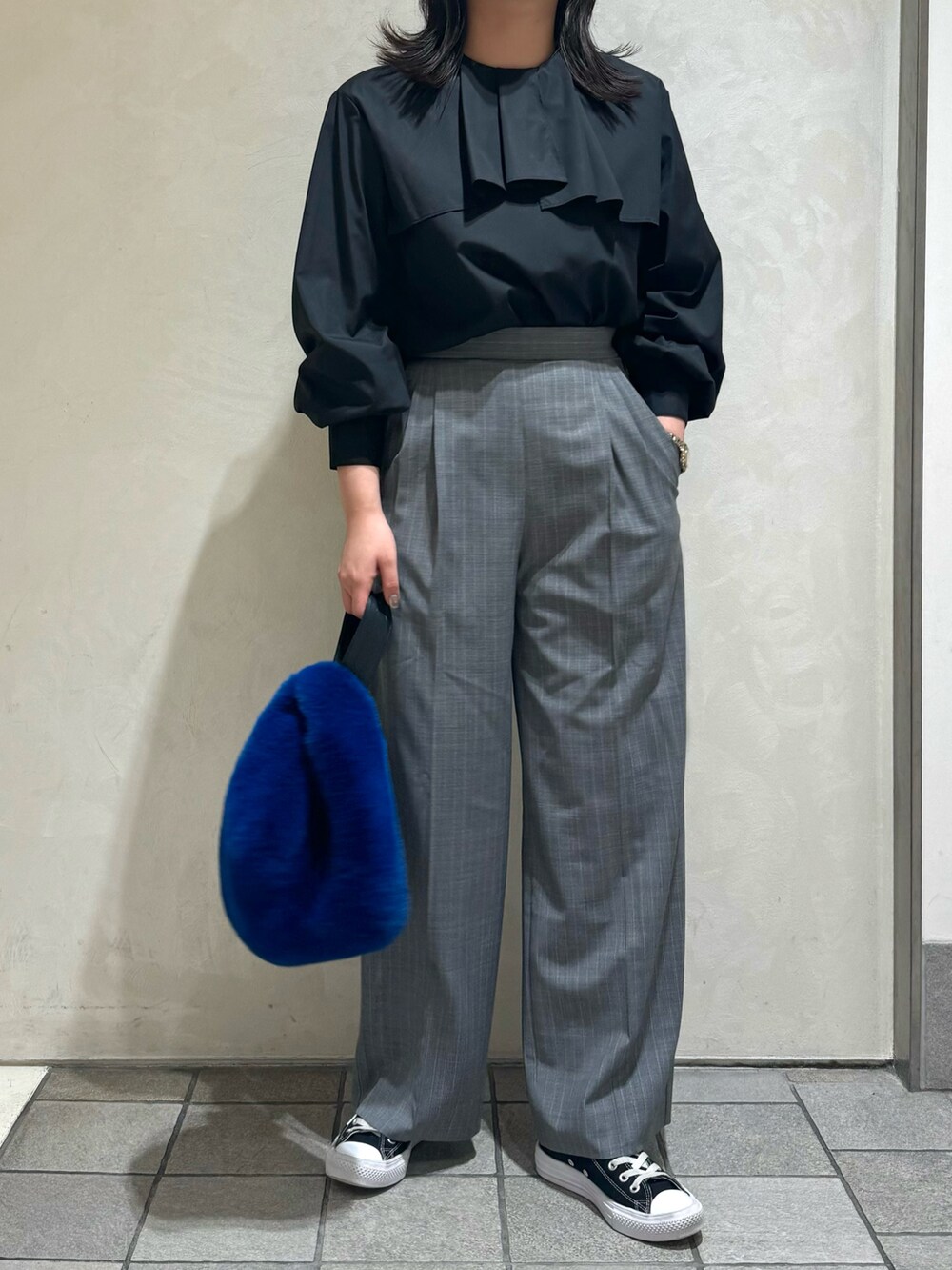 ブラック系のシャツ/ブラウス、その他のスラックスを着用したレディースの秋コーディネートの3枚目の写真