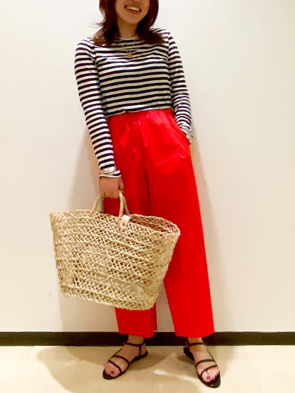 ブルー系のTシャツ/カットソー、レッド系のその他パンツ、レッド系のサンダルを着用したレディースの春コーディネートの3枚目の写真