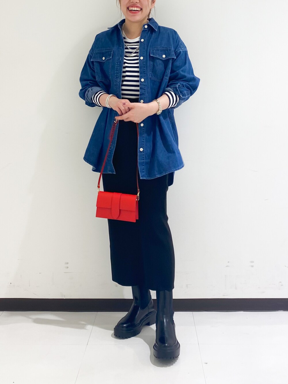 ホワイト系のTシャツ/カットソー、ブルー系のシャツ/ブラウス、ホワイト系のスカートを着用したレディースの秋コーディネートの3枚目の写真