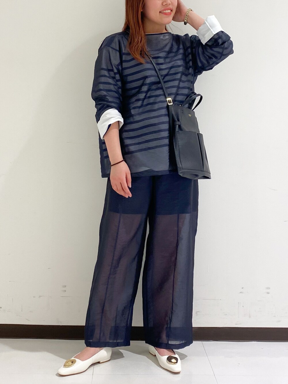 ブルー系のシャツ/ブラウス、ブルー系のその他パンツ、ホワイト系のパンプスを着用したレディースの春コーディネートの4枚目の写真