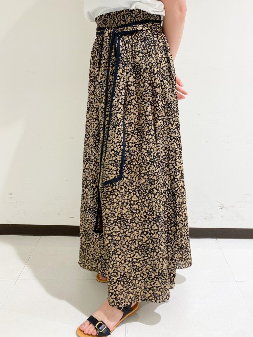 ブラック系のシャツ/ブラウス、ブラック系のスカート、ブラック系のサンダルを着用したレディースの春コーディネートの4枚目の写真