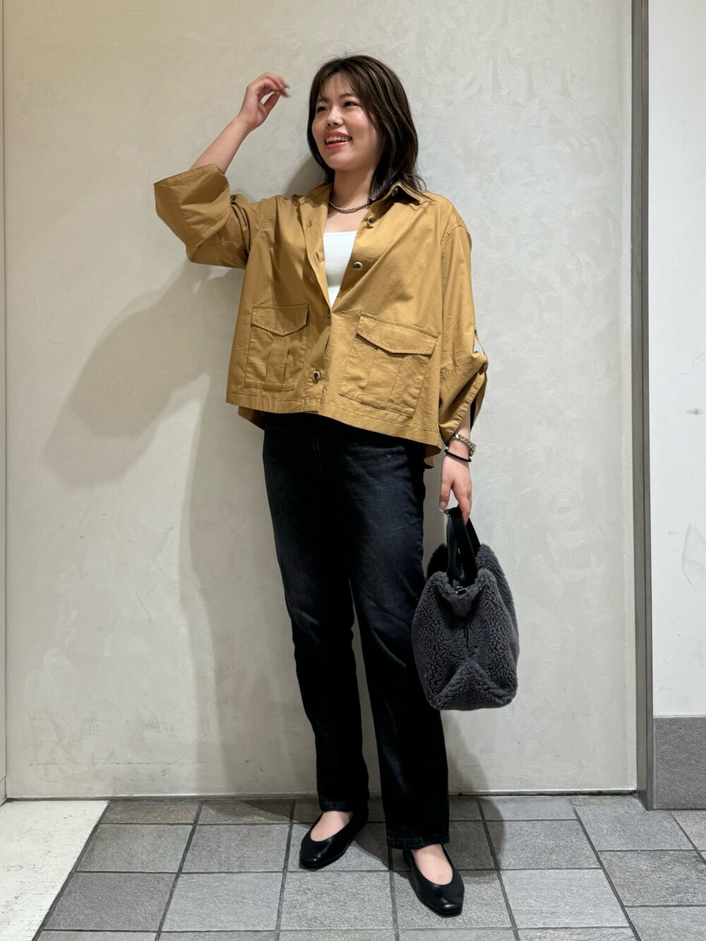 ベージュ系のシャツ/ブラウス、ブラック系のその他パンツを着用したレディースの秋コーディネートの5枚目の写真