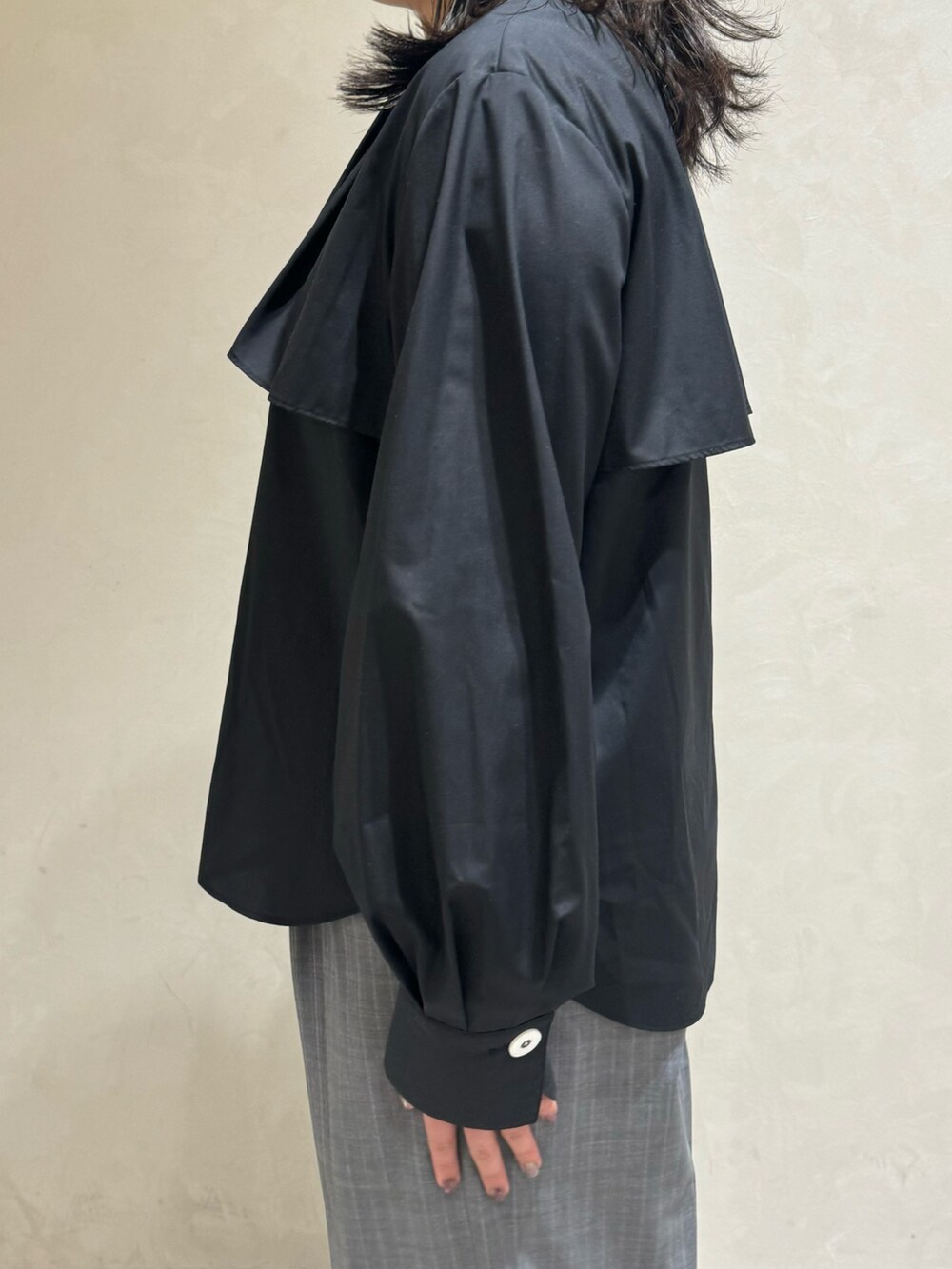 ブラック系のシャツ/ブラウス、その他のスラックスを着用したレディースの秋コーディネートの8枚目の写真