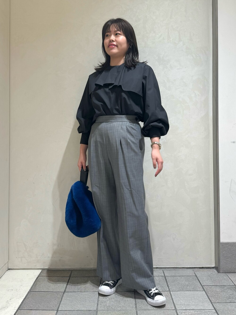 ブラック系のシャツ/ブラウス、その他のスラックスを着用したレディースの秋コーディネートの2枚目の写真