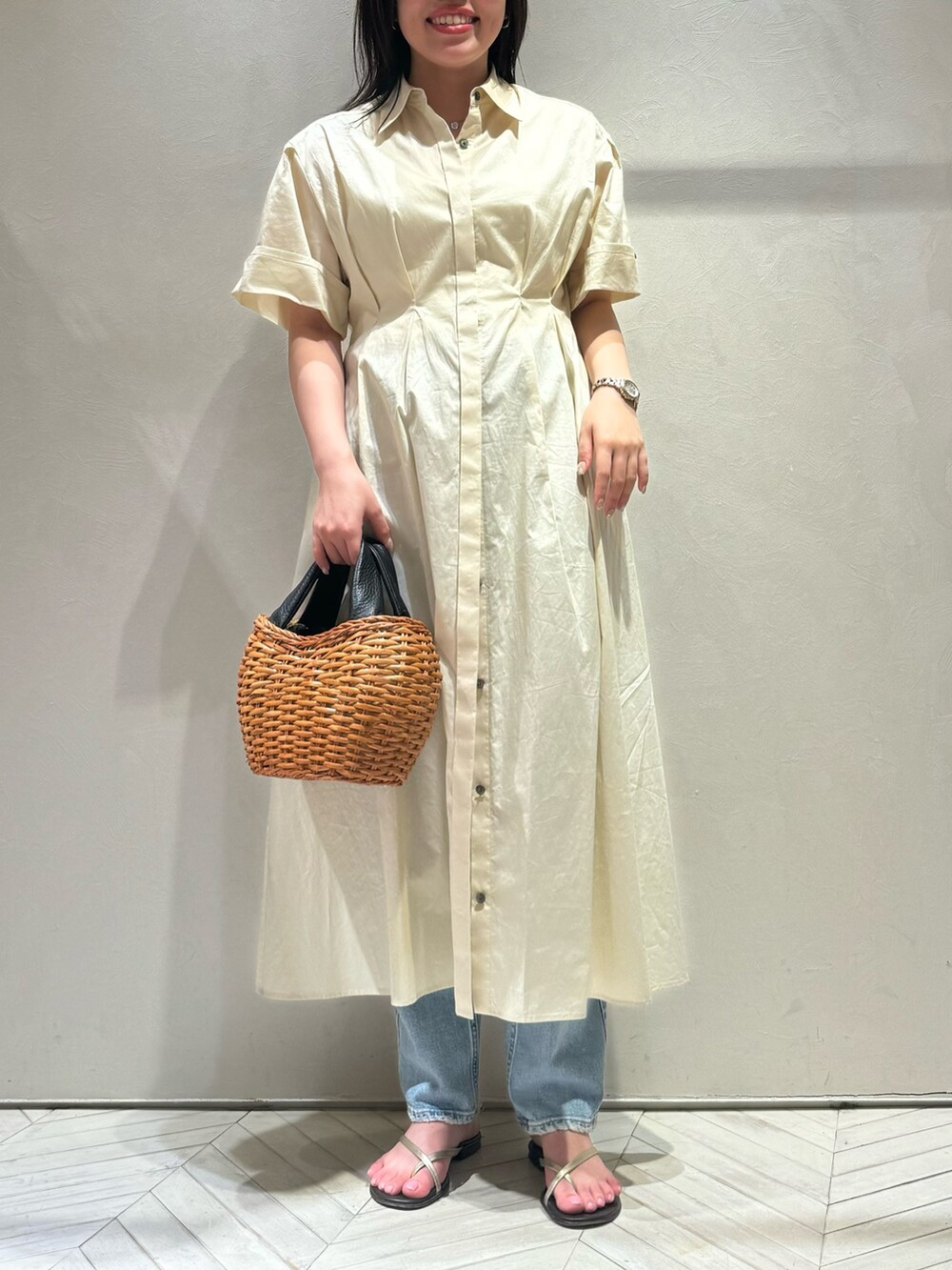 ホワイト系のワンピースを着用したレディースの夏コーディネートの3枚目の写真