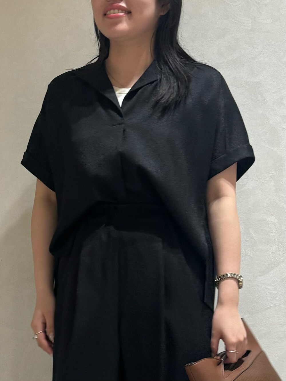 ブラック系のシャツ/ブラウス、ブラック系のその他パンツを着用したレディースの夏コーディネートの5枚目の写真