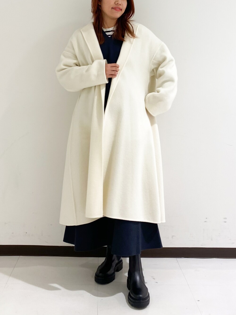 「オトナカジュアル、オトナ女子、おしゃれさんと繋がりたい、ブーツ、ゆるコーデ、大人コーデ、きれいめカジュアル、キレイめ、ワントーンコーデ、リバーコート、ホワイトコーデ、Rougevif」｜「Rouge vifの【セットアップ対応】Vネックゆったりニットプルオーバー（ニット/セーター、グレー系）」を使った、たじさん（レディース・159cm）の秋コーディネートの2枚目の写真