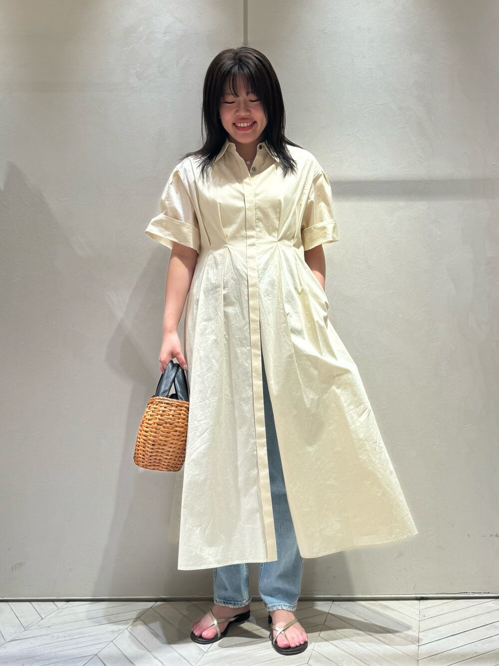 ホワイト系のワンピースを着用したレディースの夏コーディネートの2枚目の写真