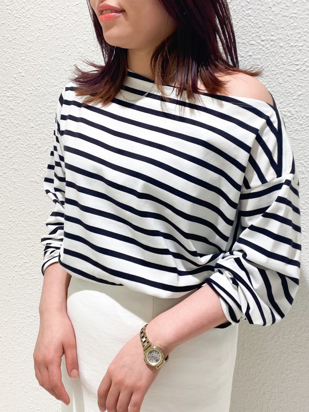 ブルー系のTシャツ/カットソー、ホワイト系のスカート、ブラック系のサンダルを着用したレディースの夏コーディネートの5枚目の写真