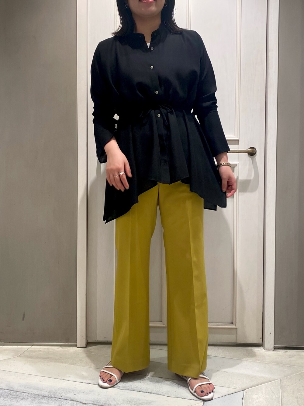 ブラック系のシャツ/ブラウス、ホワイト系のサンダル、ホワイト系のトートバッグを着用したレディースの夏コーディネートの4枚目の写真