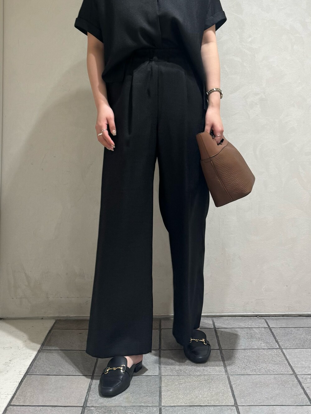 ブラック系のシャツ/ブラウス、ブラック系のその他パンツを着用したレディースの夏コーディネートの6枚目の写真