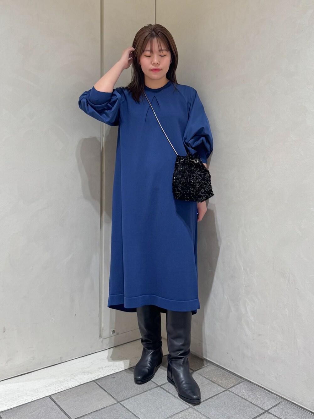 ブルー系のワンピースを着用したレディースの冬コーディネートの7枚目の写真