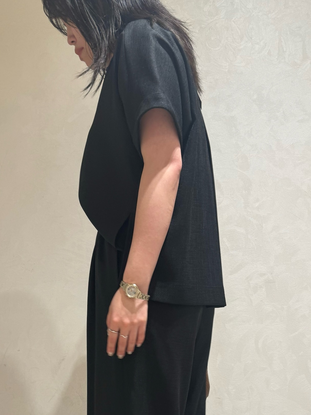 ブラック系のシャツ/ブラウス、ブラック系のその他パンツを着用したレディースの夏コーディネートの7枚目の写真