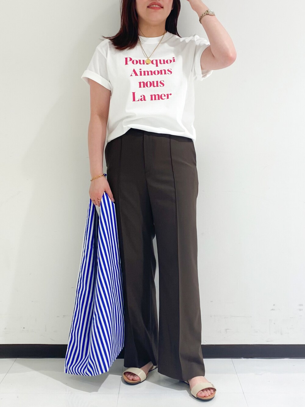 ブラウン系のTシャツ/カットソー、ブラウン系のその他パンツ、ベージュ系のサンダルを着用したレディースの夏コーディネートの2枚目の写真