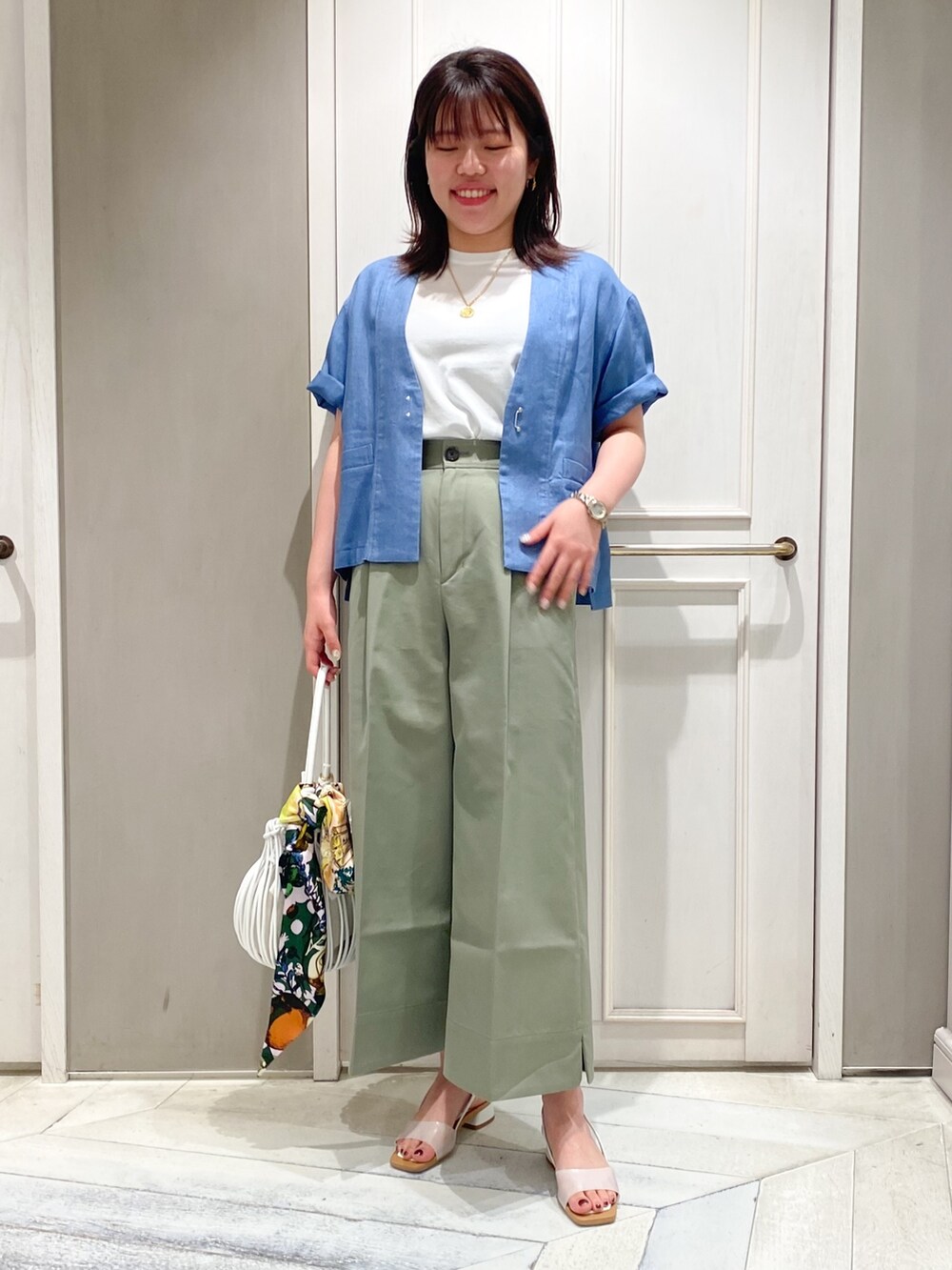 ブルー系のノーカラージャケット、ホワイト系のTシャツ/カットソー、グリーン系のその他パンツを着用したレディースの春コーディネートの2枚目の写真