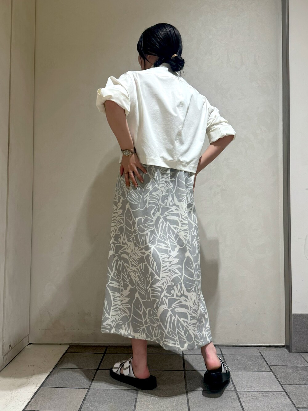 ホワイト系のブルゾン、グレー系のワンピースを着用したレディースの夏コーディネートの3枚目の写真