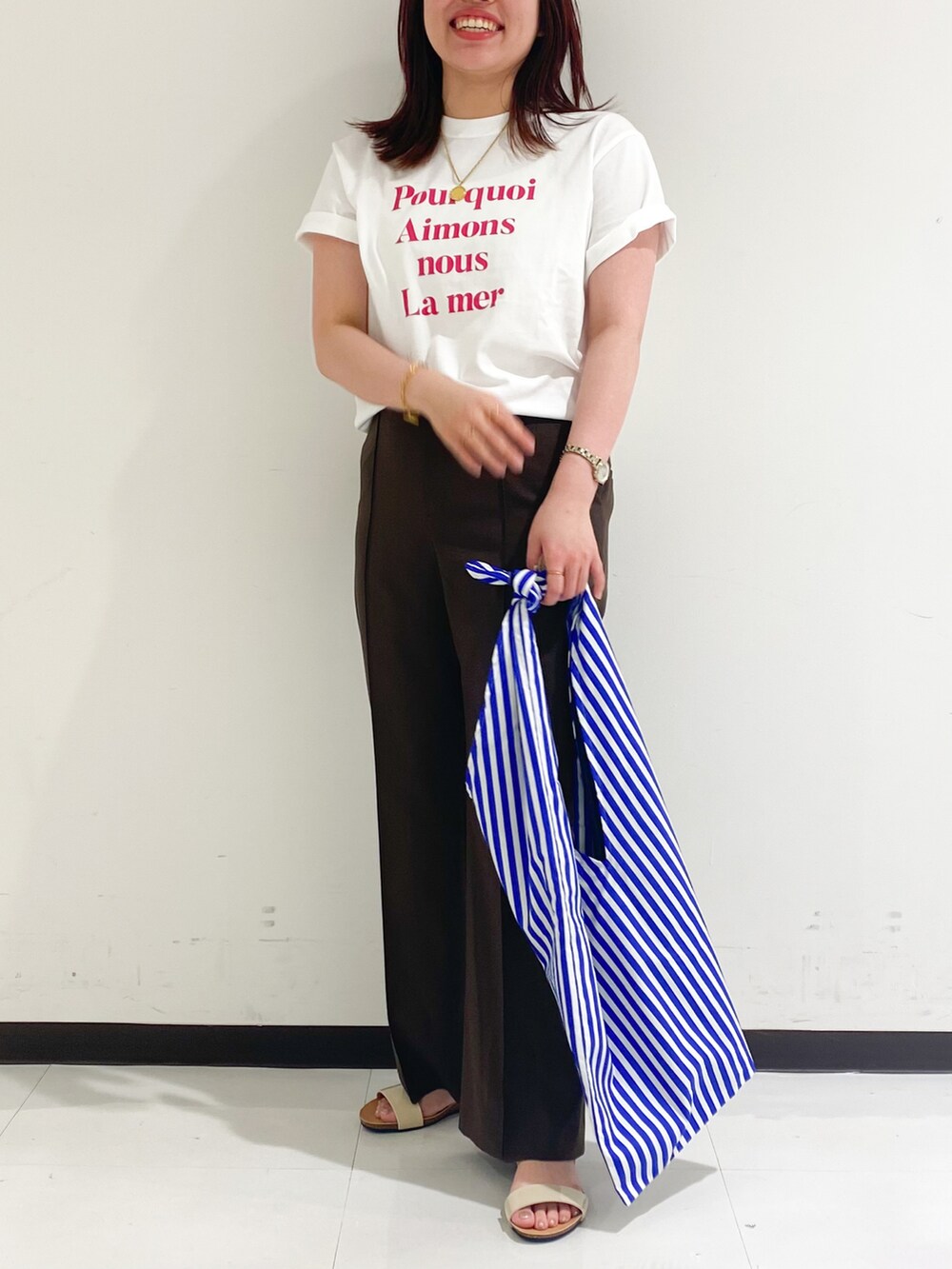 ブラウン系のTシャツ/カットソー、ブラウン系のその他パンツ、ベージュ系のサンダルを着用したレディースの夏コーディネートの5枚目の写真