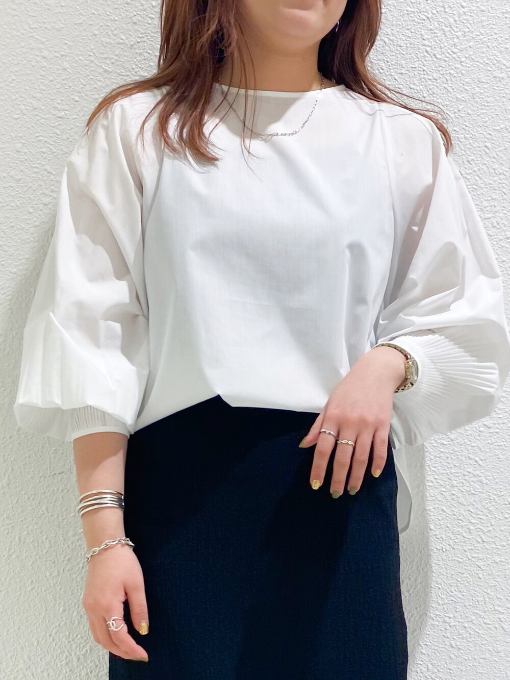 ホワイト系のシャツ/ブラウス、ブラック系のスカートを着用したレディースの春コーディネートの5枚目の写真