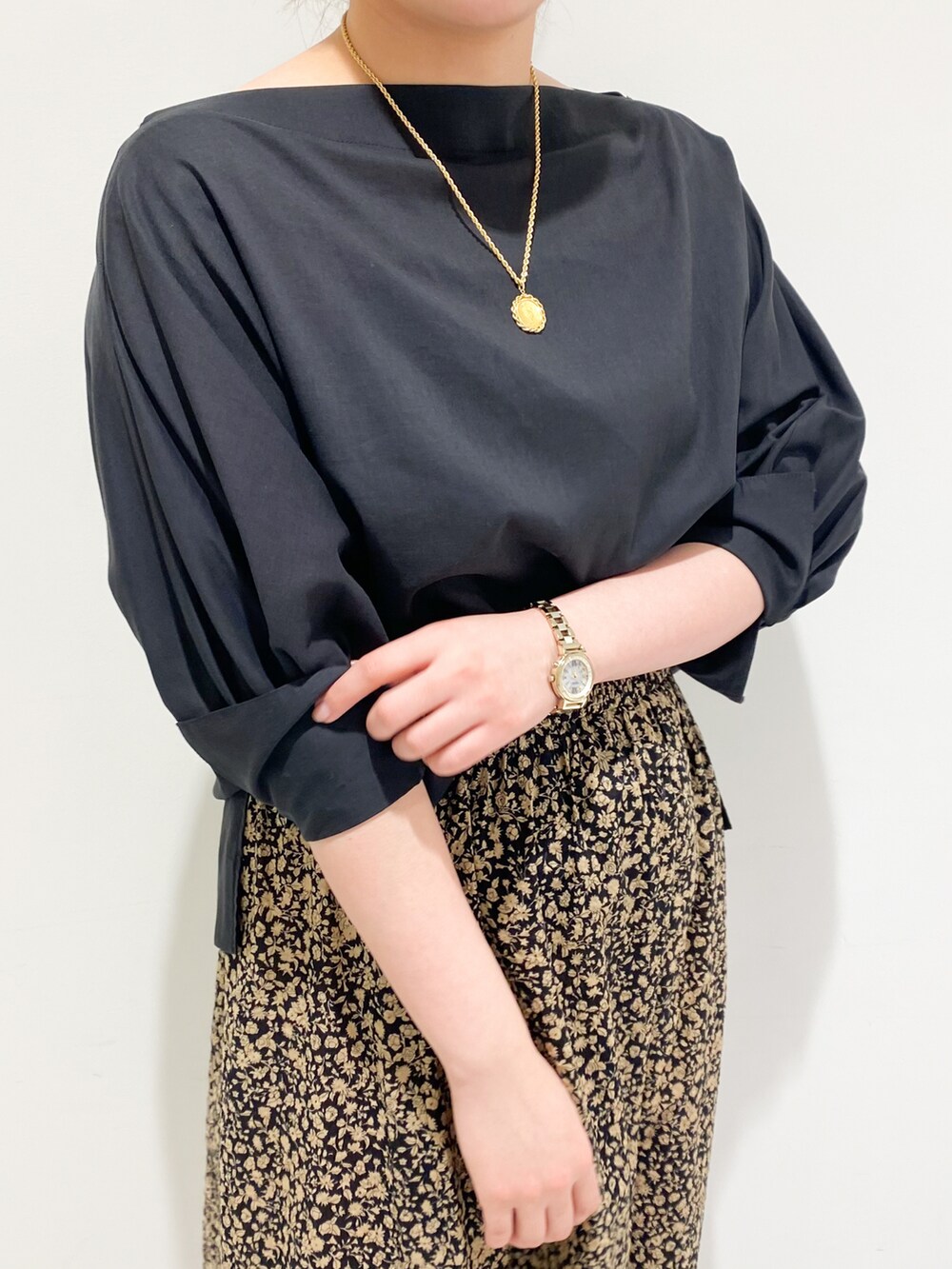 ブラック系のシャツ/ブラウス、ブラック系のスカート、ブラック系のサンダルを着用したレディースの春コーディネートの2枚目の写真