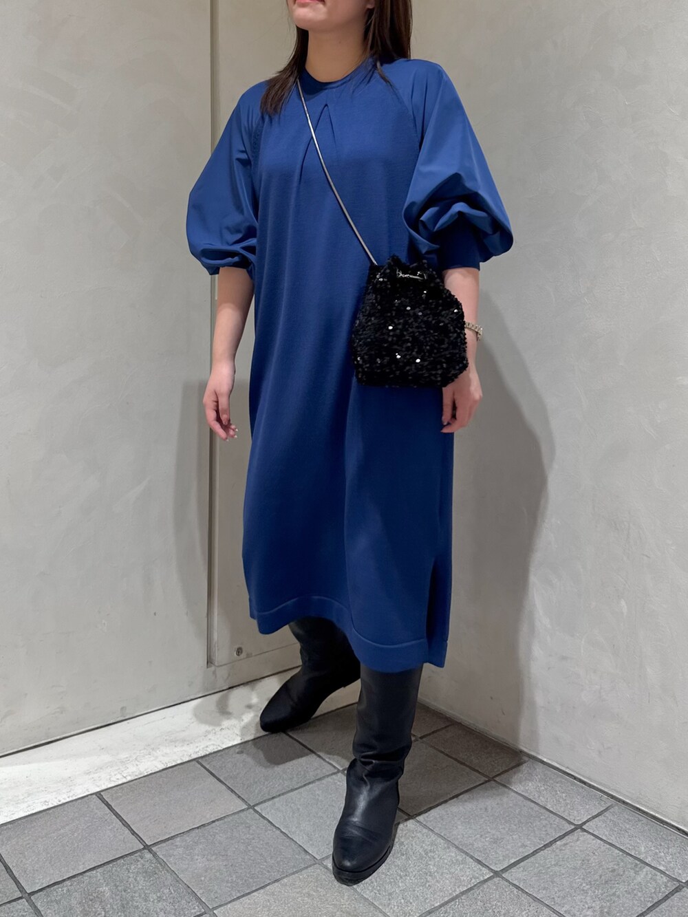 ブルー系のワンピースを着用したレディースの冬コーディネートの8枚目の写真