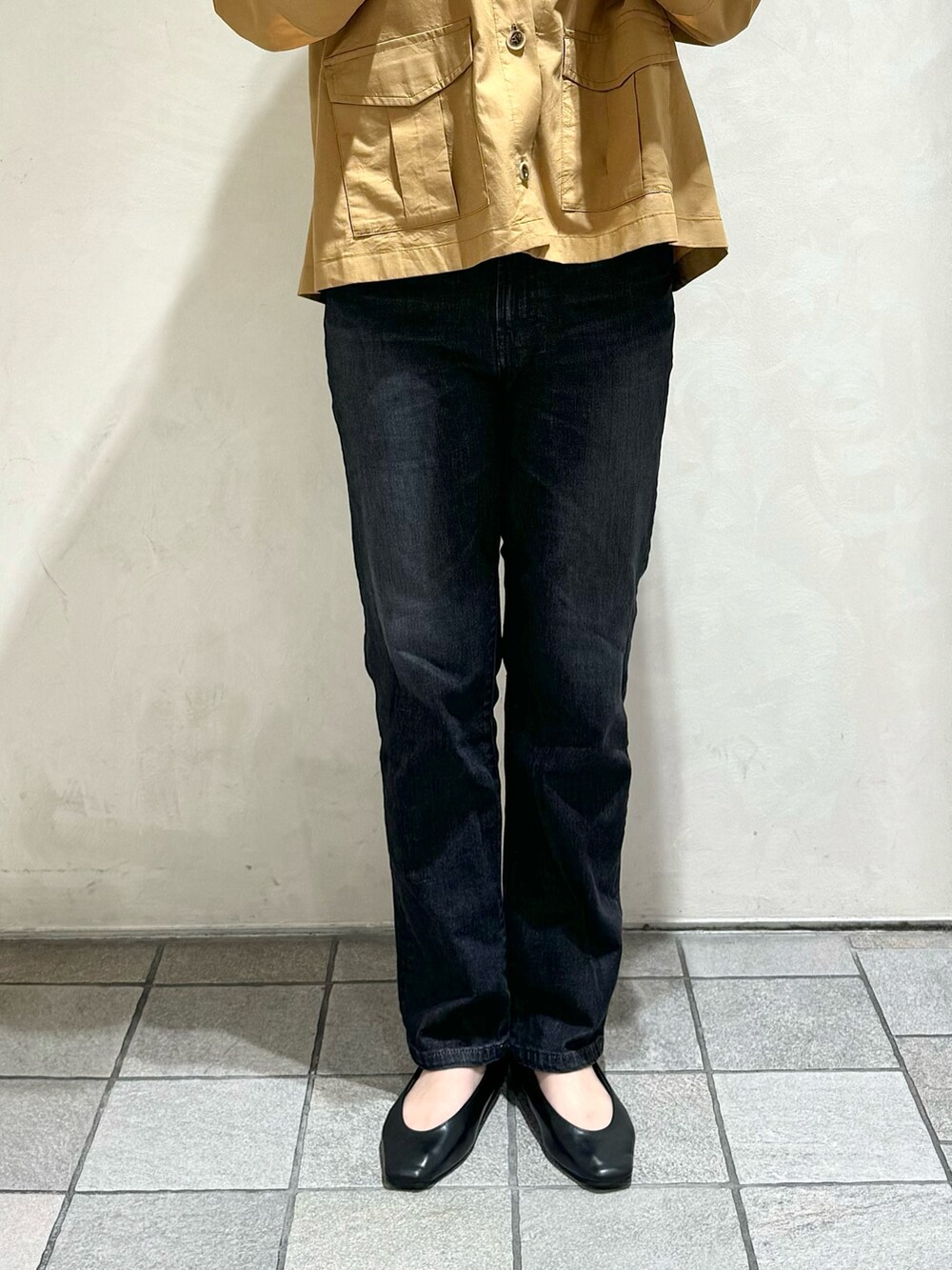 ベージュ系のシャツ/ブラウス、ブラック系のその他パンツを着用したレディースの秋コーディネートの10枚目の写真