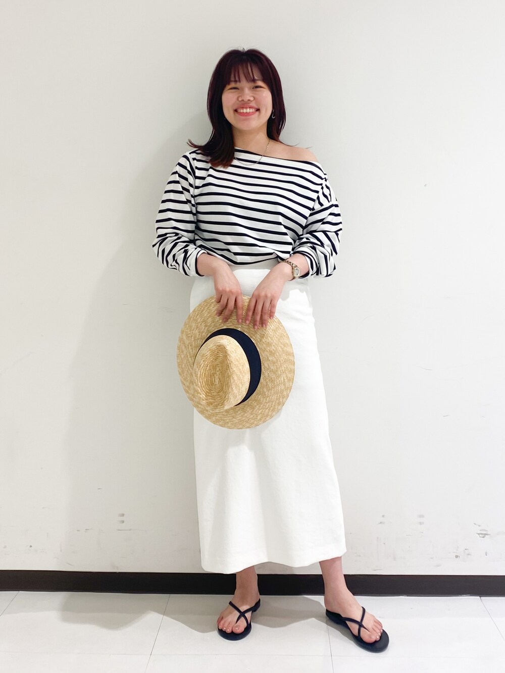 ブルー系のTシャツ/カットソー、ホワイト系のスカート、ブラック系のサンダルを着用したレディースの夏コーディネートの4枚目の写真