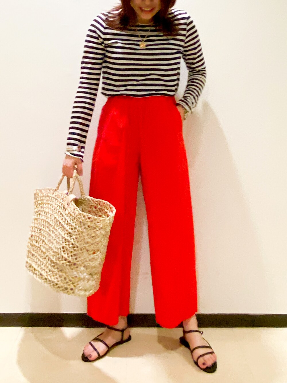 ブルー系のTシャツ/カットソー、レッド系のその他パンツ、レッド系のサンダルを着用したレディースの春コーディネートの2枚目の写真