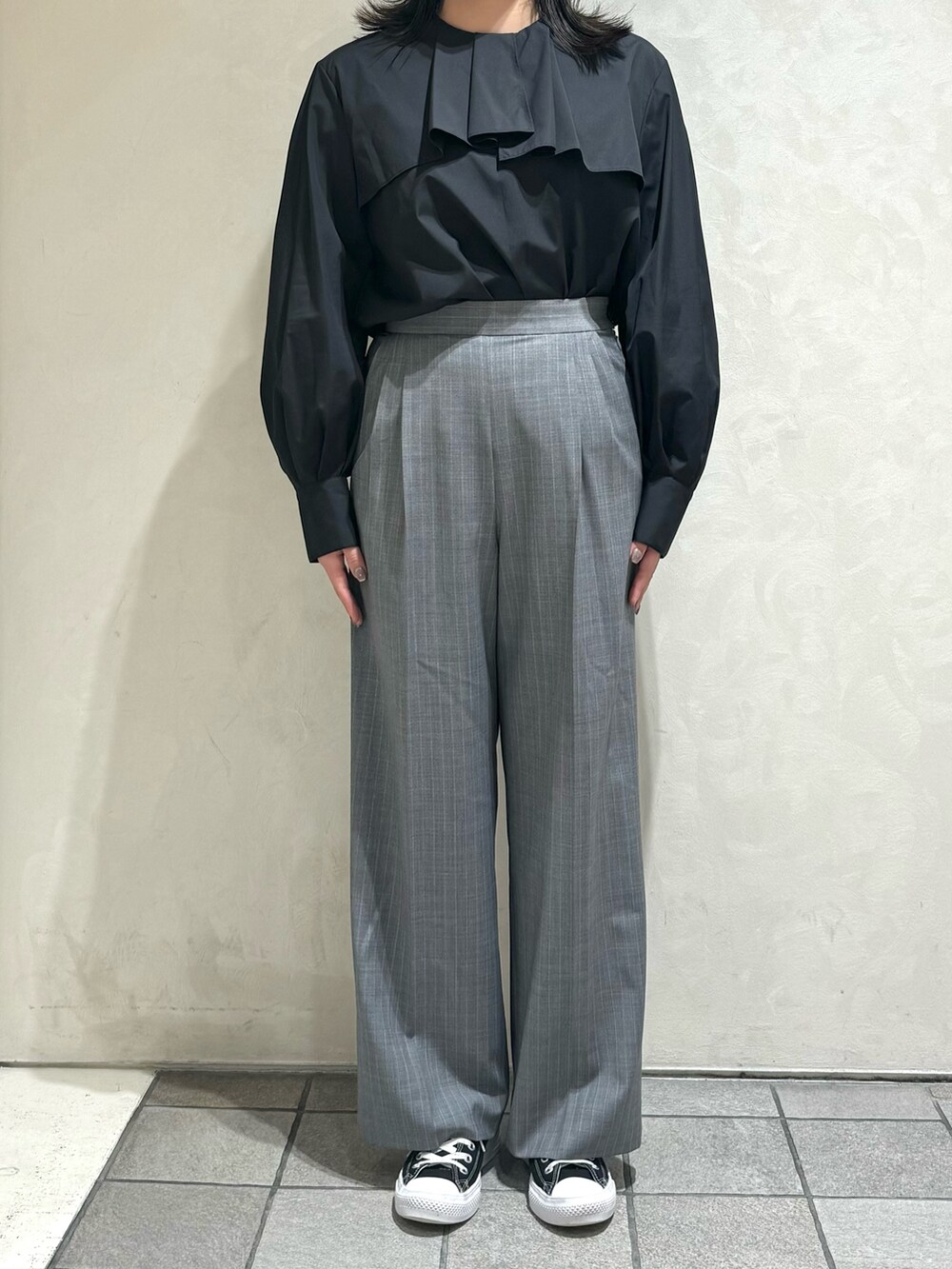 ブラック系のシャツ/ブラウス、その他のスラックスを着用したレディースの秋コーディネートの9枚目の写真