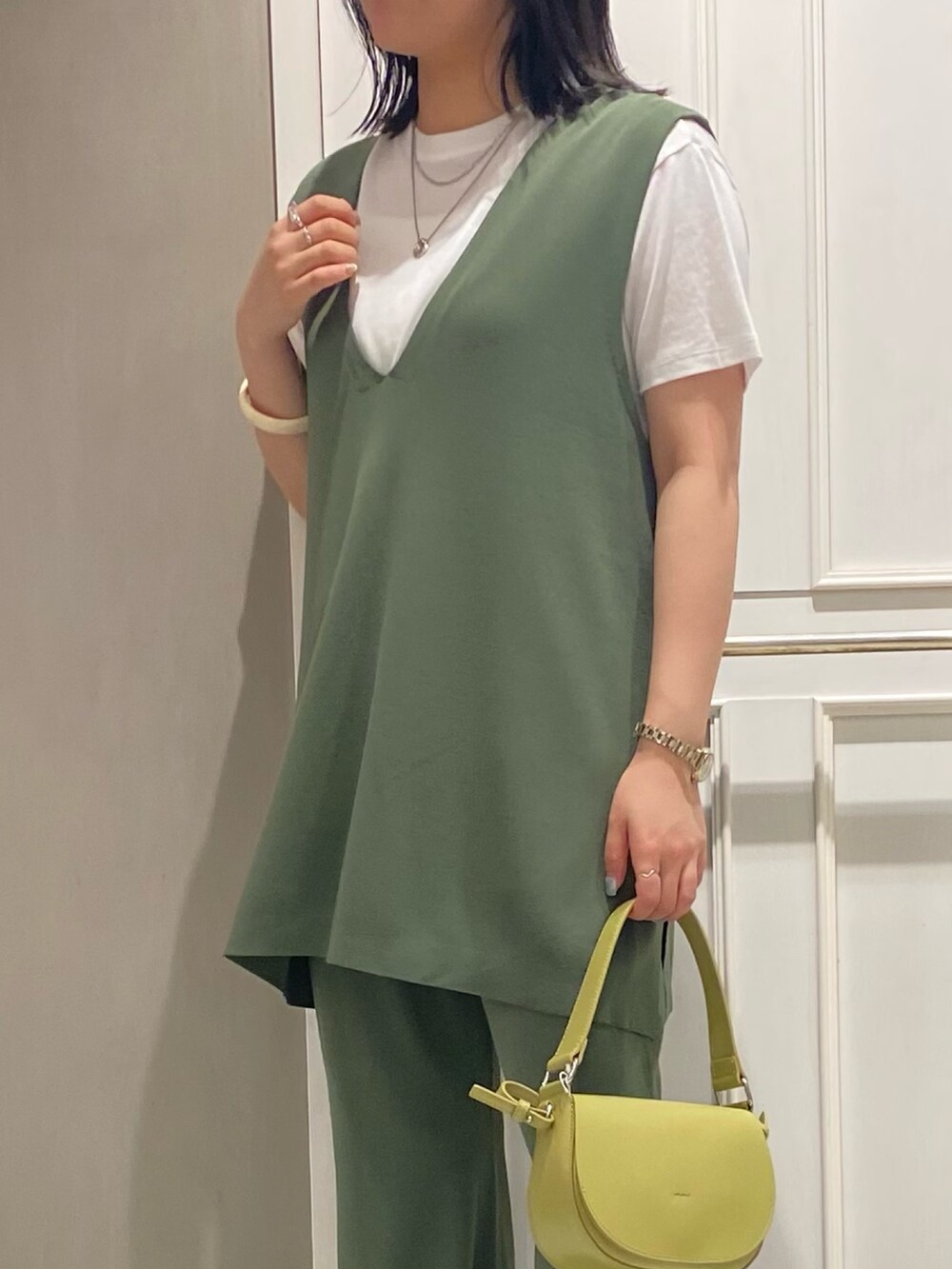 ホワイト系のサンダル、グリーン系のその他パンツ、ホワイト系のTシャツ/カットソーを着用したレディースの夏コーディネートの5枚目の写真